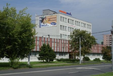Budova jazykové školy Hello v Ostravě-Mariánských Horách foto_leto.jpg